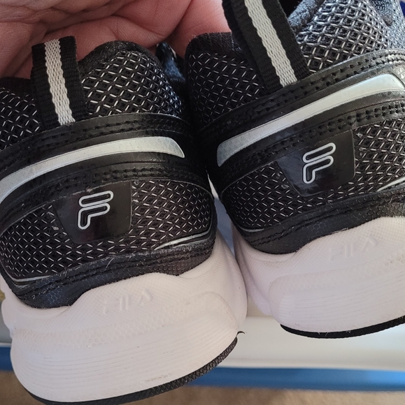 **FILA SNEAKERS! WOMENS SZ.10 - Picture 2 of 8